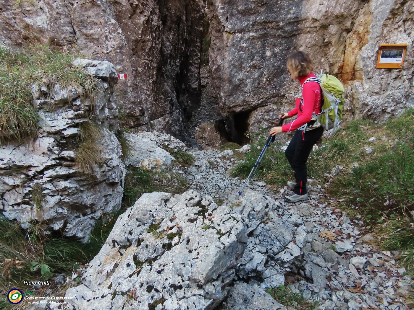 55 Passiamo da questa strettoia tra le rocce.JPG